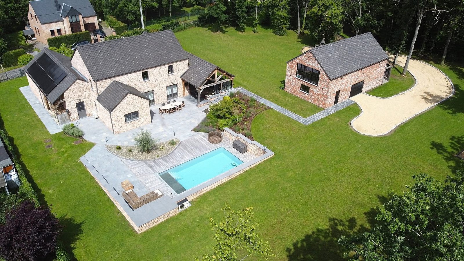 Vue aérienne d'une piscine et d'un jardin aménagé