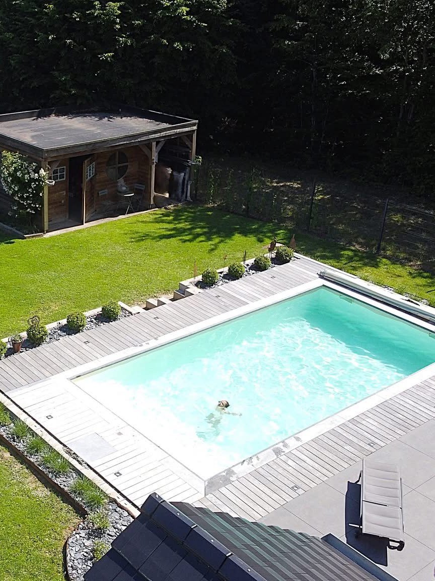 Piscine creusée avec terrasse en bois et pool house